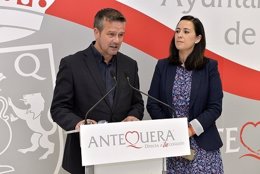 El diputado de Cultura, Víctor González, en una rueda de prensa en Antequera 