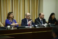 La oposición acusa a Montoro de asfixiar a las comunidades y culparlas luego del déficit