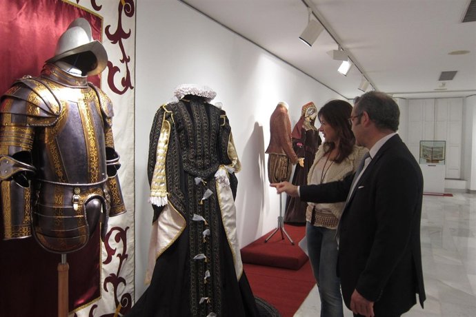 Gemma del Corral junto a Manuel Sánchez, visitando la exposición.