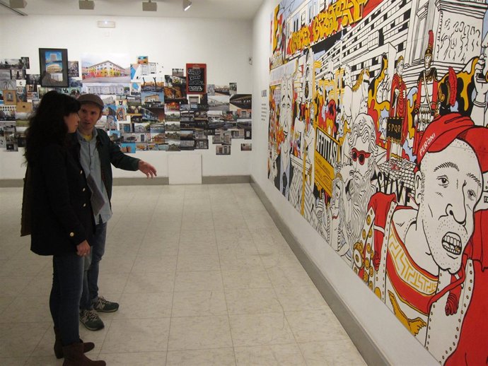 El artista Jorge Peligro explica sus obras a la concejal Ana Redondo