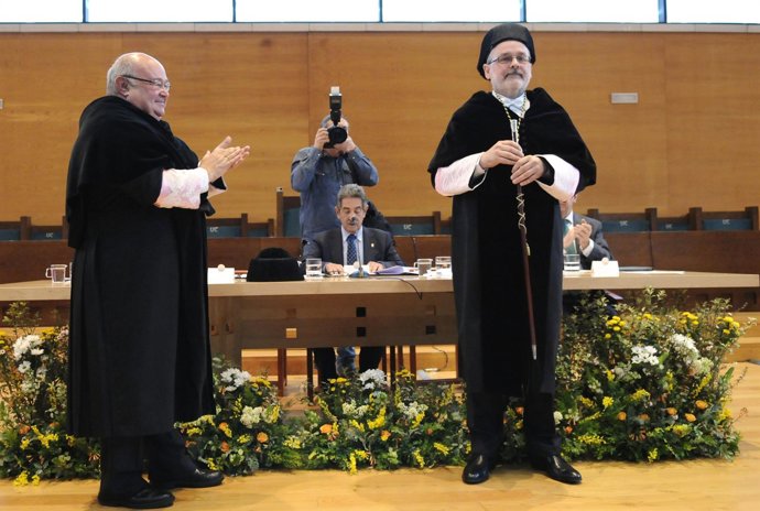 Angel Pazos, nuevo rector de la UC, con el rector saliente, José Carlos Gómez Sa
