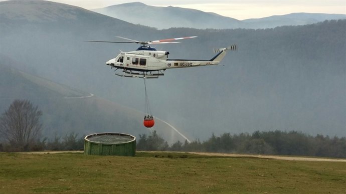 Helicópetero en Bárcena Mayor en extinción de incendios forestales