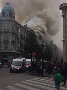 Aparatoso incendio en un edificio emblemático de Oviedo