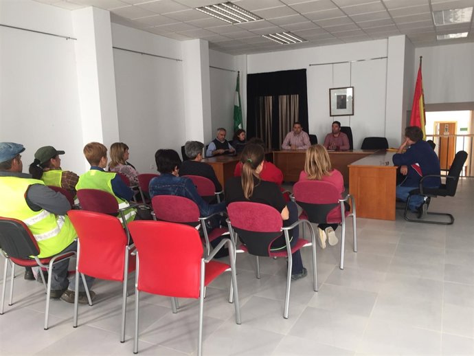 Los trabajadores del PFEA han recibido una charla de seguridad laboral.