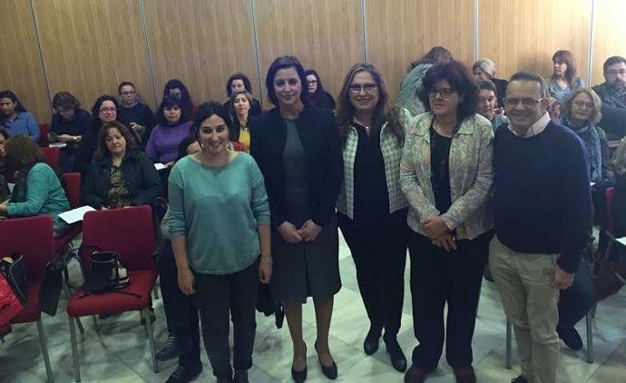 Luna (centro) durante la presentación de la guía