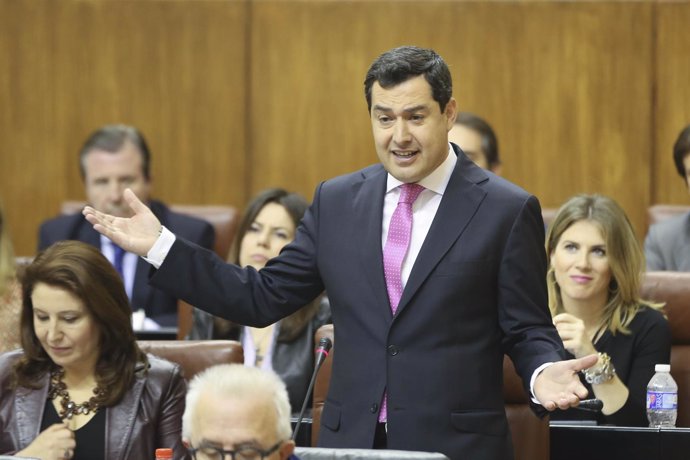 Juanma Moreno debate con Susana Díaz en la sesión de control del Parlamento