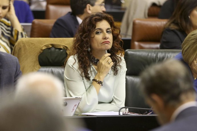 La consejera de Hacienda, María Jesús Montero, en el Pleno del Parlamento