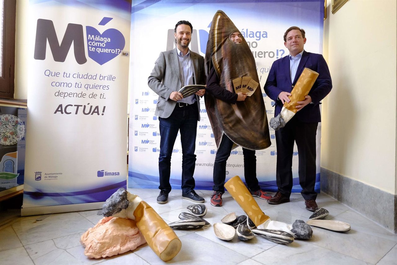 Raúl Jiménez junto a Luis Medina y algunos elementos de la campaña.