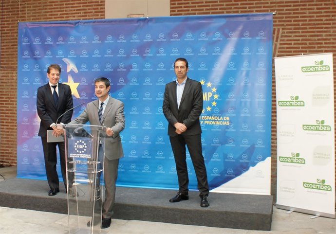 Los representantes de la FEMP, Juan Ávila y Alfonso Villares, con el Ecoembes