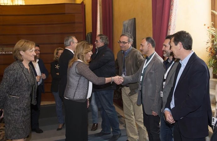 Díaz saluda a representantes de la Mesa del Ferrocarril de Almería