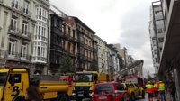 Se derrumba el techo y parte de la fachada del edificio incendiado