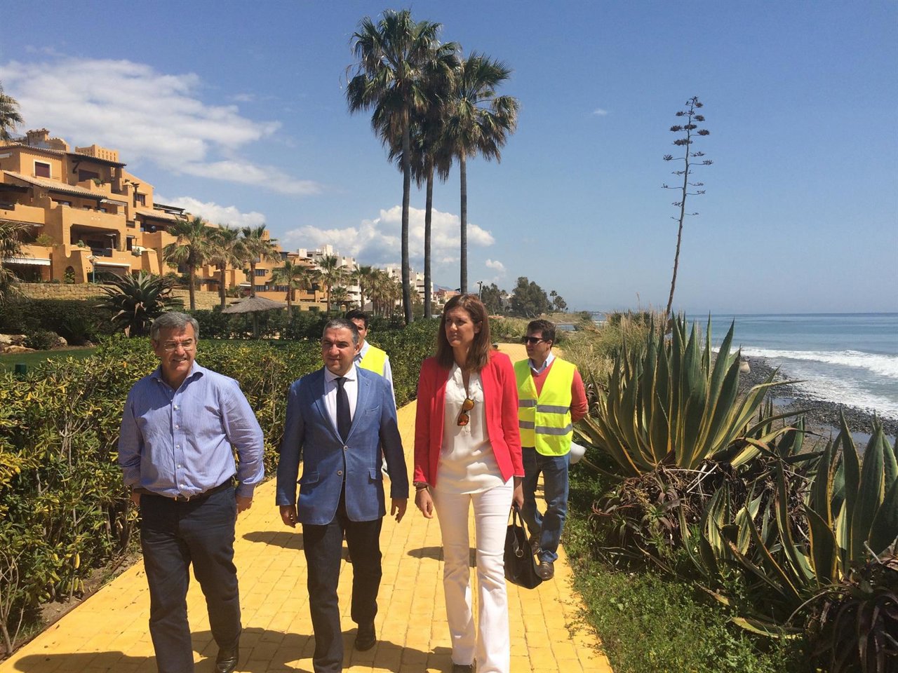 El alcalde de Estepona, García Urbano, y Elías Bendodo, Senda Litoral