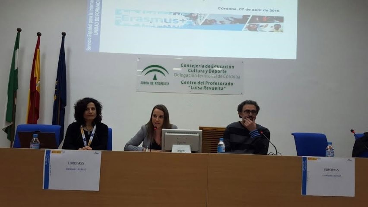 Ruiz (centro) durante la inauguración de la Jornada Europass