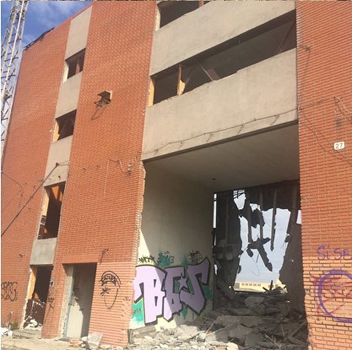 Imagen de uno de los edificios en ruina