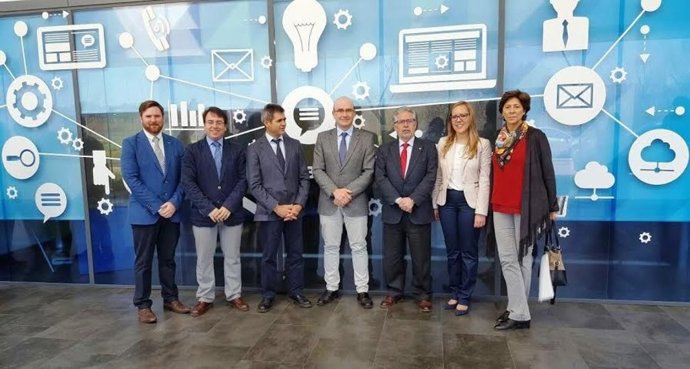 Carmona (centro) durante el acto de inauguración