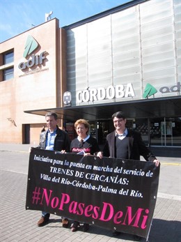 Luque (centro), entre Sánchez y García, ante la estación de Córdoba