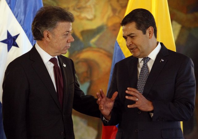 Colombia's President Juan Manuel Santos talks with Honduras' President Juan Orla