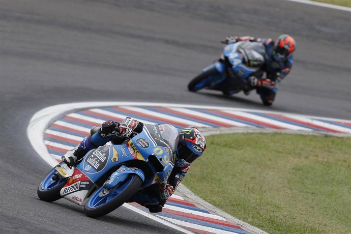 Jorge Navarro seguido por Aron Canet