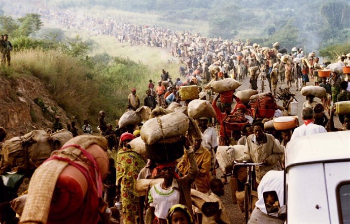 Refugiados de Ruanda cruzan la frontera con Tanzania en 1994