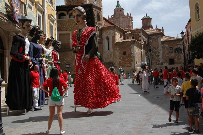 Comparsa de gigantes y cabezudos de Teruel