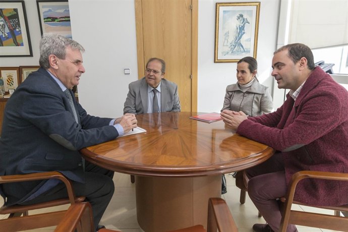 El consejero de Presidencia y Justicia con responsables de la plataforma Romanés