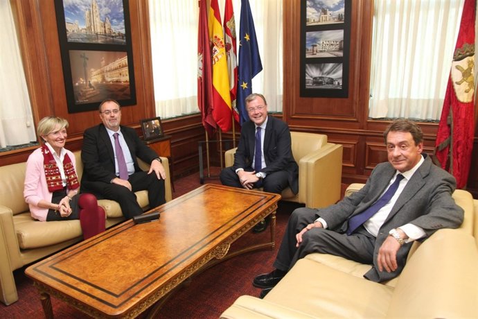 Reunión de Fernando Rey y Antonio Silván (centro)