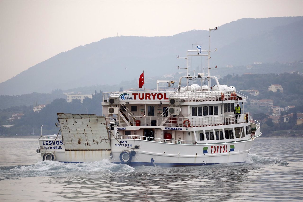 Ferry turco con inmigrantes devueltos por Grecia