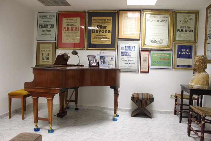 Vista del piano colín Weber con carteles de actuaciones de Pilar Bayona al fondo
