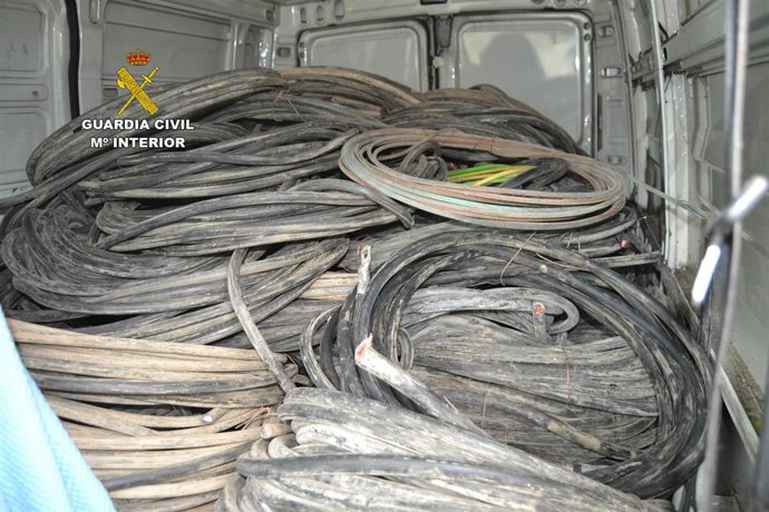 Cable de cobre sustraído.