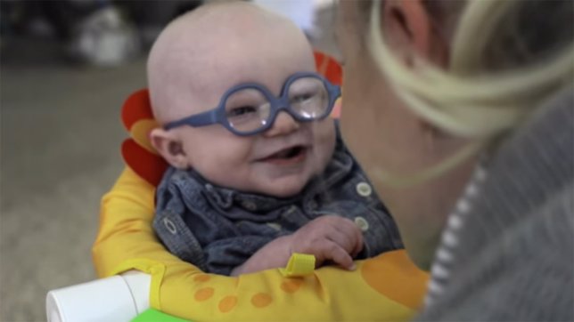 Este bebé ve por primera vez a su madre y su reacción es encantadora