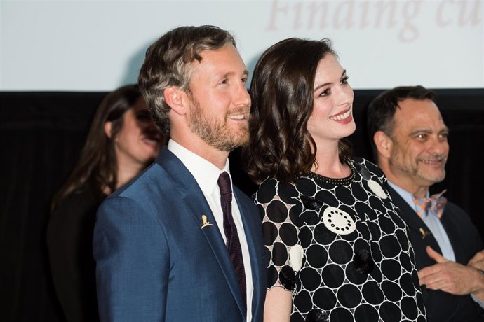 Anne Hathaway y adam shulman
