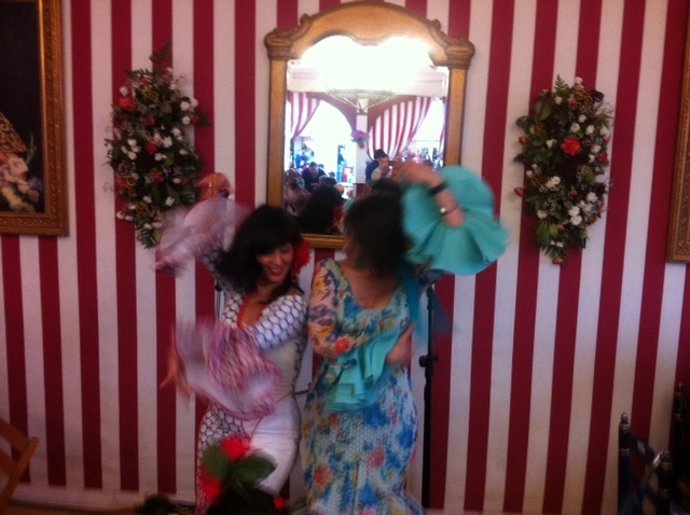 Flamencas bailando en la feria de abril de Sevilla