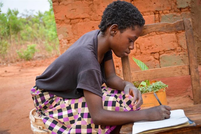 Una niña estudiando en su aldea
