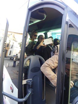 María León se hace un 'selfie' con otros actores de 'Allí Abajo'' en el microbús