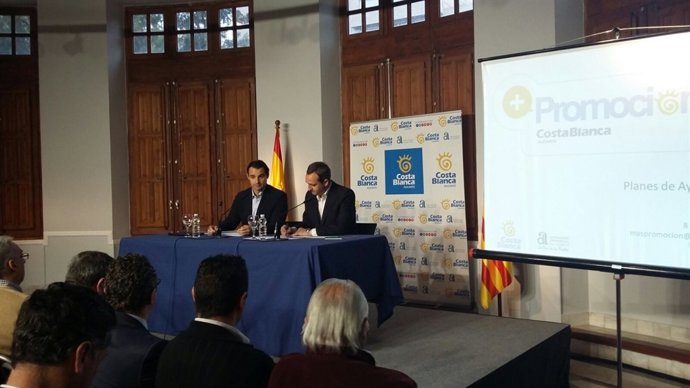 Dolón, junto a César Sánchez, en la  presentación del programa de ayudas