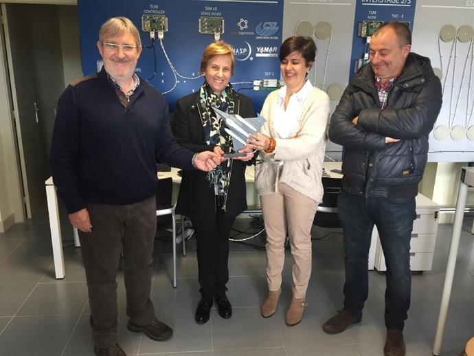 Imagen de un momento de la visita de la consejera a la empresa