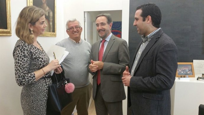 López (2d), en la firma del contrato de venta de suelo industrial.