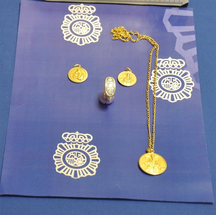 Joyas intervenidas a la detenida. 