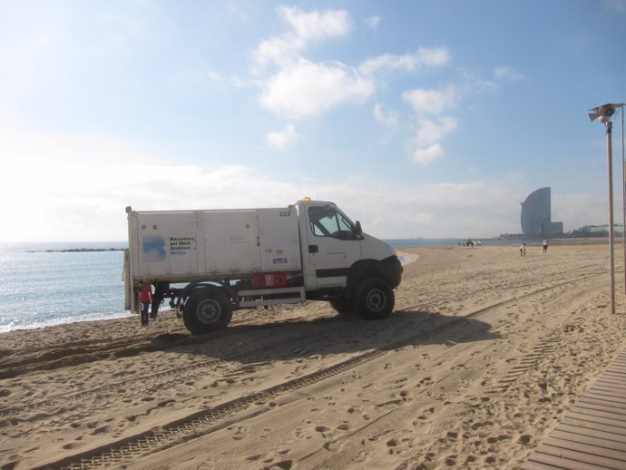 Camión de Medio Ambiente / Medi Ambient en la playa de Barcelona