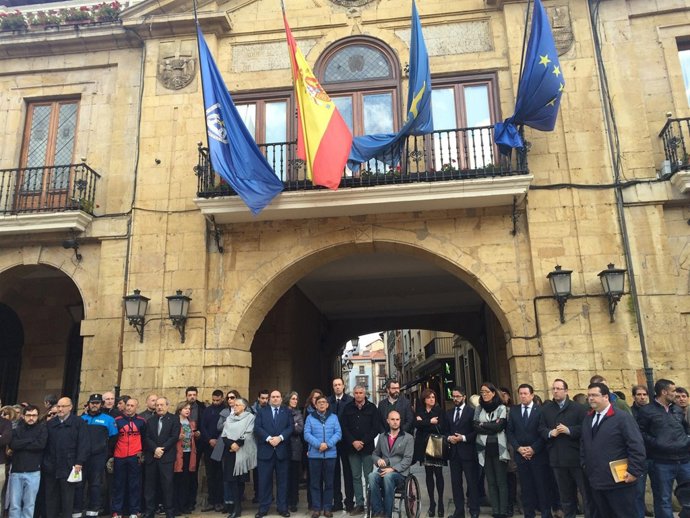 Minuto de silencio en Oviedo.