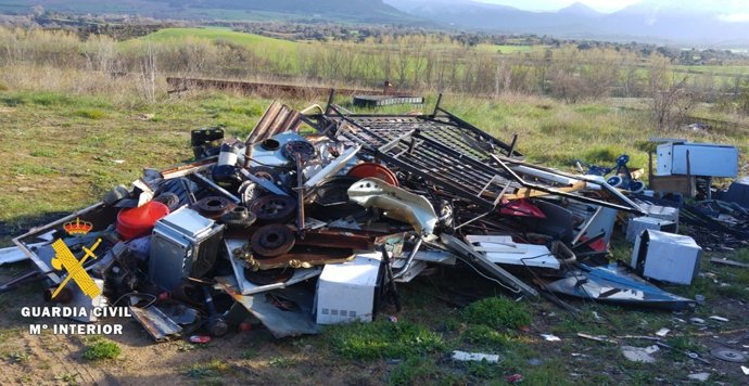 Chatarra recuperada por la Guardia Civil.