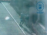 Descubierto por las cámaras de seguridad mientras agredía a su pareja