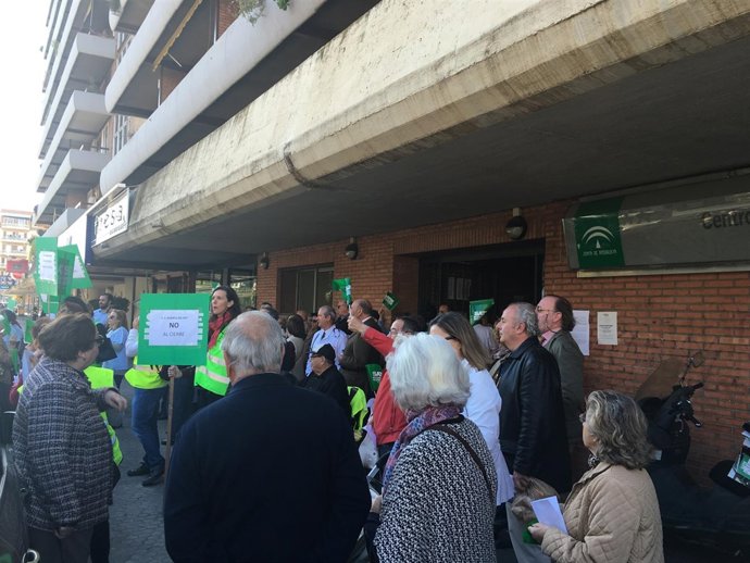 Concentración ante el centro de salud.