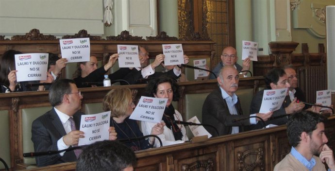 Miembros de la bancada 'popular' muestran su apoyo a Lauki y Dulciora