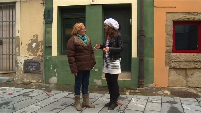 María Cotiello entrevista a una vecina de Cimavilla en 'De Cai'. 