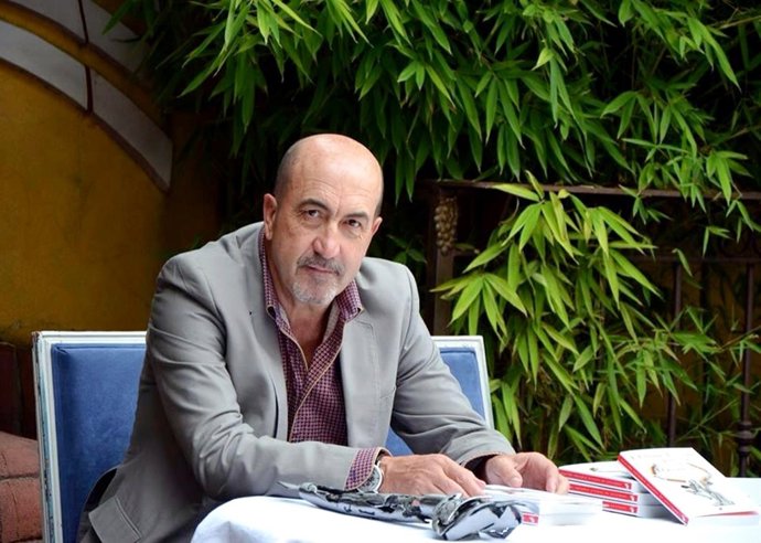 El escritor murciano Miguel Sánchez Robles. 