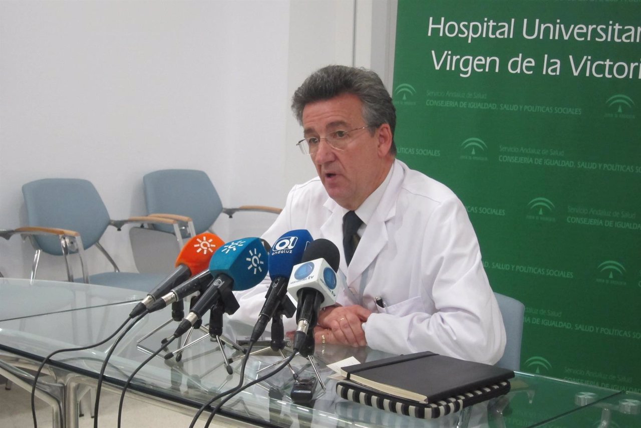 Emiliano Nuevo Lana, en una rueda de prensa en el Hospital Clínico.