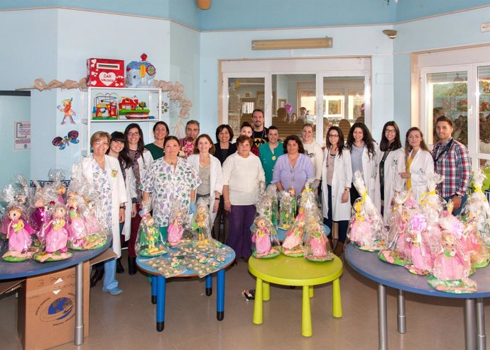 Los niños de Oncología del Virgen del Rocío reciben a Esperanza y Coraje