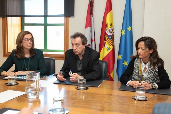 Ángeles Armisén (izq) con el consejero de la Presidencia