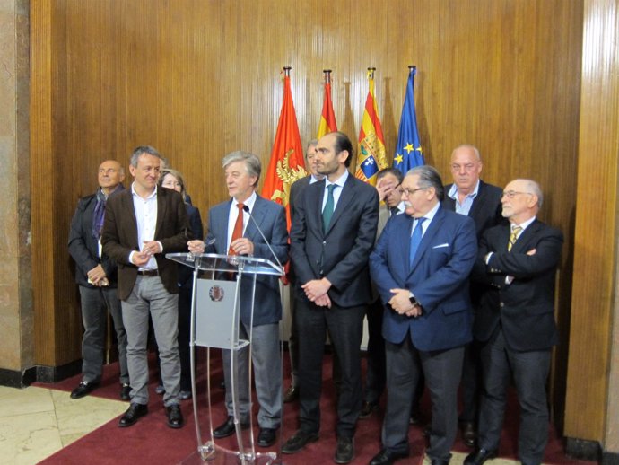 El alcalde con representantes de la Asociación de Empresa Familiar de Aragón
